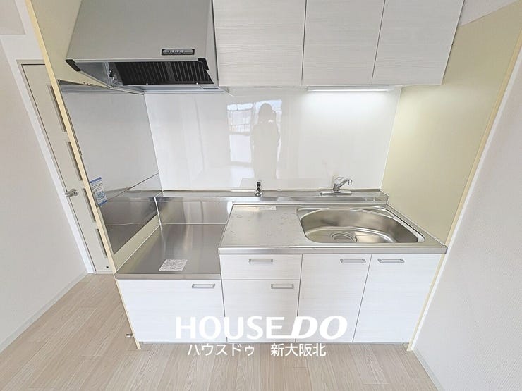 ■壁付きのキッチンは食器棚などの家具を配置する場所が選べるので、お客様に合わせたレイアウトにできます!
■デッドスペースができにくいため、リビングやダイニングを広く使えるのも魅力です!