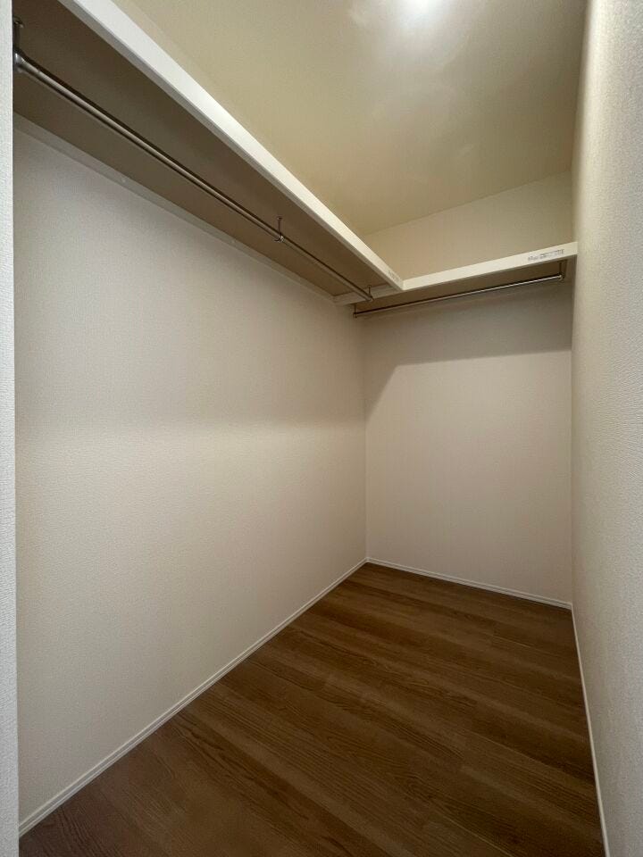 ◇ウォークインクローゼット◇
ハンガーパイプ付きなので、すぐに使用していただくことが可能です。
上段にも棚がついているので、オフシーズンで使用しない小物等を収納できるので便利ですね。