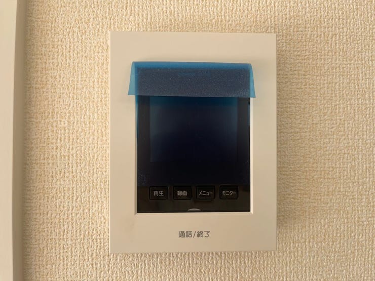 ◇TVモニター付インターホン◇
TVモニターで訪問者を確認してから会話することができますので、安心して対応していただけます。姿を見られたくない空き巣や不審者が嫌がるため防犯効果も高まります。