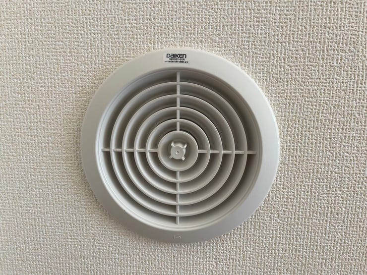 ◇24時間換気システム◇
お天気に関係なく常に換気ができます。ご家族が不在のときでも使用することができる、便利な機能です。ウイルスや花粉症をお持ちの方も安心して過ごすことができそうですね。