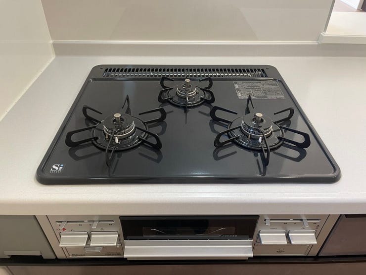 ◇三口コンロ◇
一度にたくさんの調理ができ、朝食の準備もお弁当作りもラクラクです。栄養面や彩りに気を配ると品数も増えますが、広いワークトップなのでたくさん作ってもスペースに余裕があります。