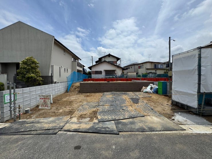 基礎工事中♪
カースペース並列3台(車種による)♪
5月27日撮影