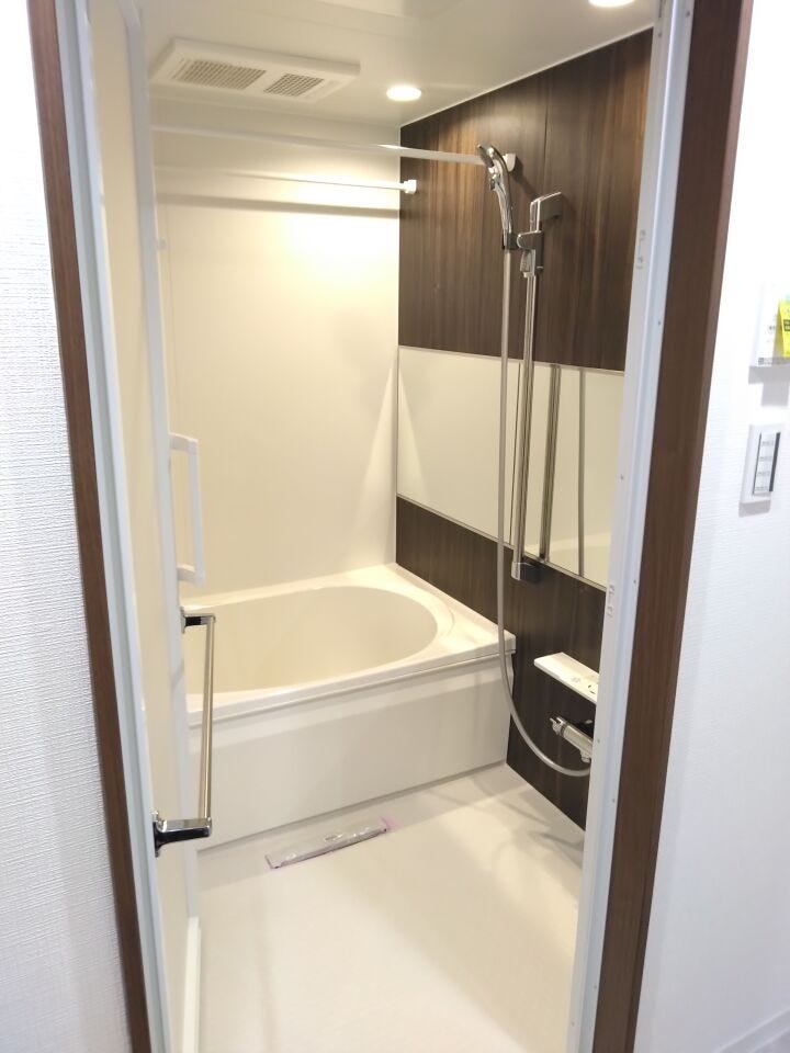 大型ミラーを採用したスタイリッシュな浴室。空間を広く感じられ、毎日のバスタイムを快適に演出します。