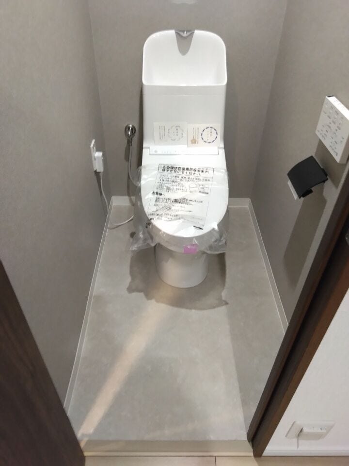 収納スペースを備えた機能的なトイレ。消耗品のストック置場としても活躍します。