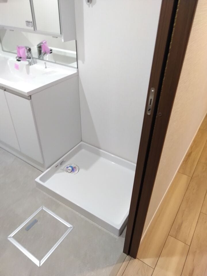 新しい洗濯パン付きの洗濯機置場。水はねや漏水対策にも配慮された安心設計です。