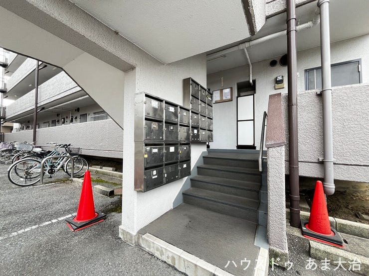 階段付近に集合ポストの設置があります。