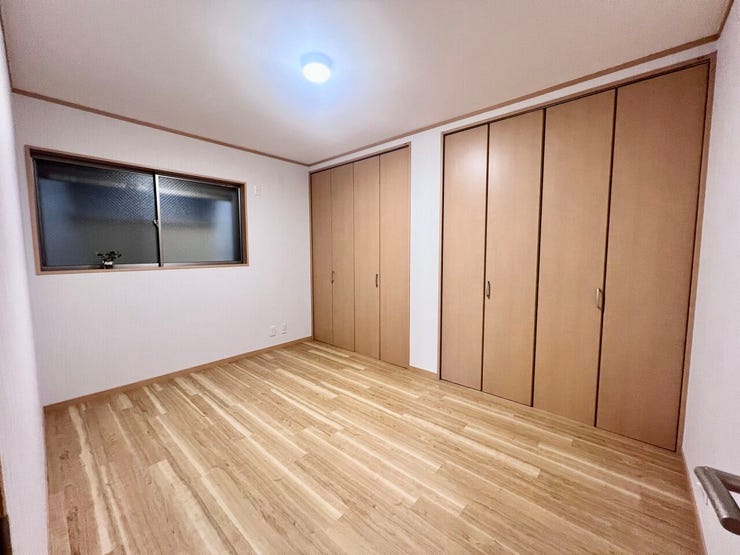 洋室約5.5帖:たっぷり入るクローゼット付!普段使わないものは片づけて居室を広くお使い頂けます!