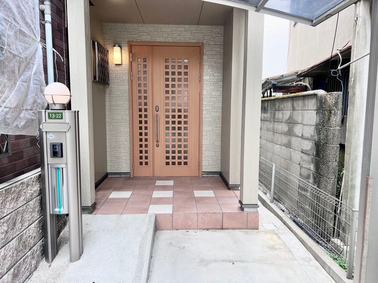 ・玄関:玄関扉が室内とマッチしており可愛い雰囲気です◎