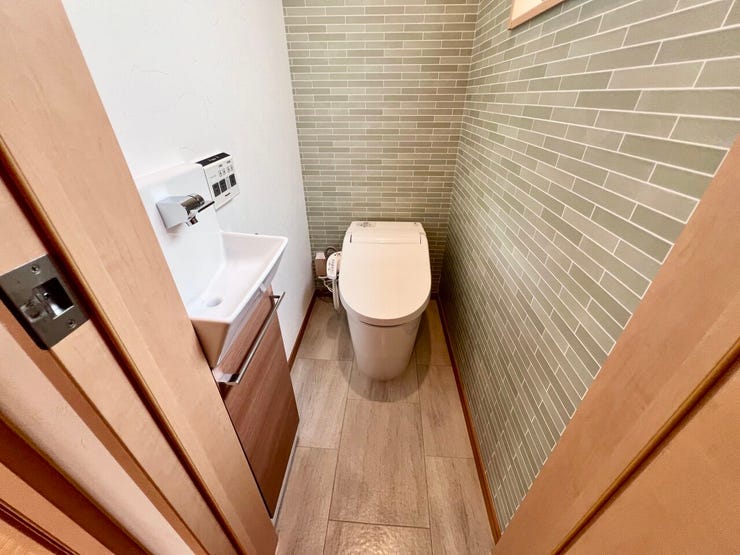 ・トイレ:小窓付で明るく換気の良いトイレは清潔感があります!