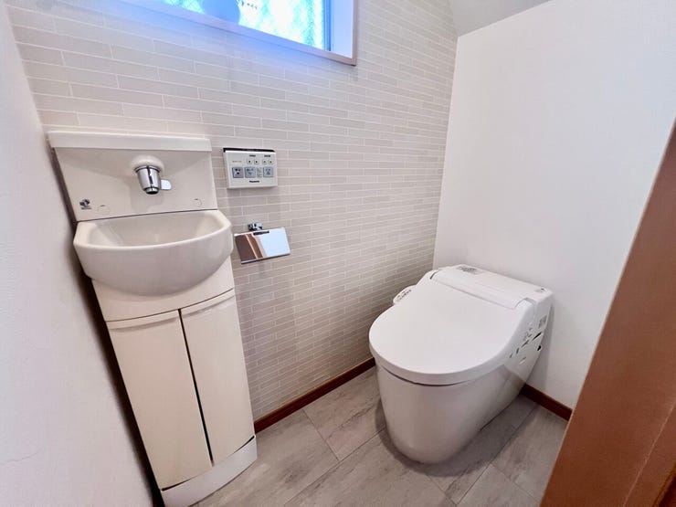 トイレ:1年を通して快適に使用できる温水洗浄便座機能付きトイレです。手洗いタンク付きで、使用後すぐに手を洗うことができます!