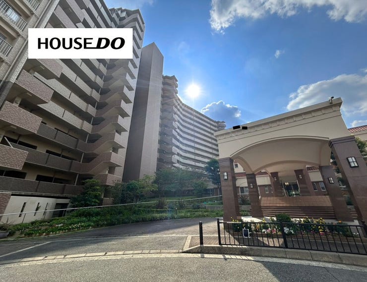 【外観】
大阪府茨木市美穂ケ丘に位置する15階建ての鉄筋(SRC)マンションです。築22年(2003年07月築)で最寄りは大阪モノレール彩都線 阪大病院前駅 徒歩9分。JR東海道本線 茨木駅 徒歩35分です。