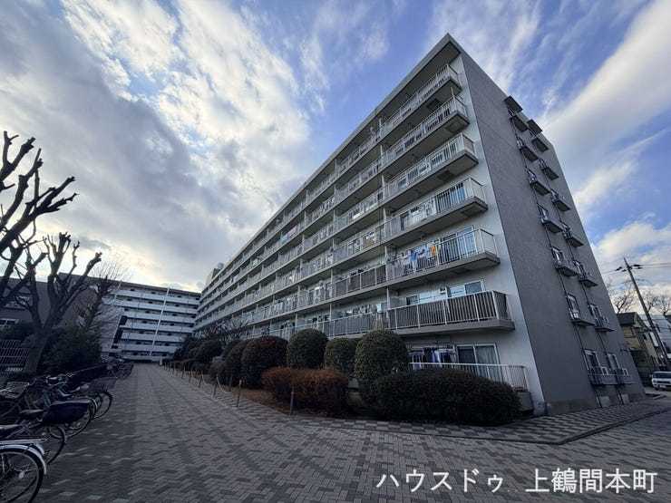 落ち着いた街並みに映えるマンション外観