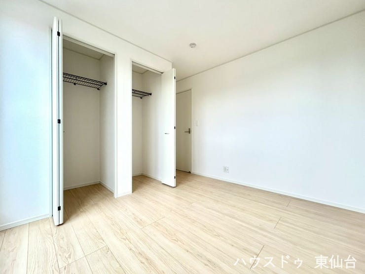 大型収納で衣類も整理しやすい。