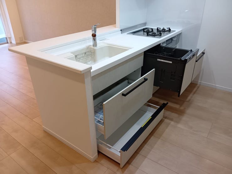 スライド式の引き出し収納を備えたキッチン下部。奥の調理器具もスムーズに取り出せ、キッチン周りをすっきりと整理整頓できます。