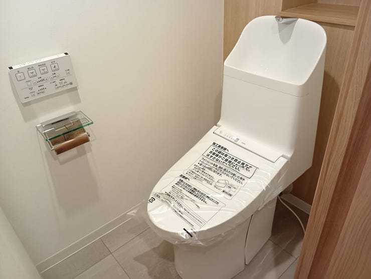 温水洗浄便座を備えた清潔感のあるトイレ空間。衛生的に保ちやすい機能的な設備で、ご家族皆さまが毎日快適にご利用いただけます。