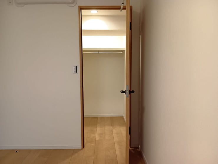 衣類だけでなく季節家電や大型の荷物もまとめて収納可能なウォークインクローゼット。居住空間をより有効に活用できます。