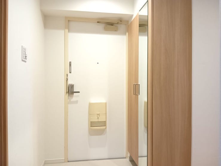 白を基調とした清潔感のある玄関スペース。住まいの顔として、帰宅したご家族や訪れるゲストを心地よく迎え入れます。