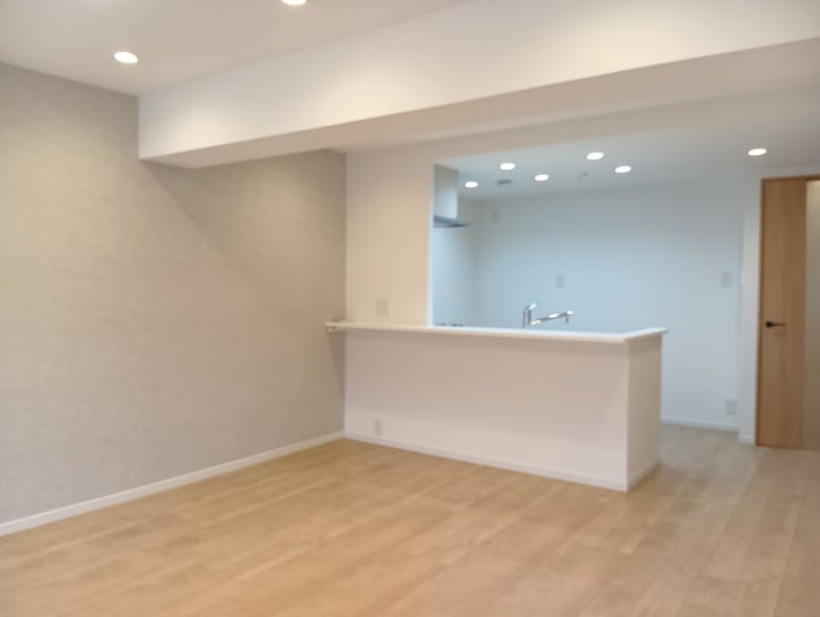 対面式キッチンを採用したリビングダイニング。家族の会話が弾むレイアウトで、日々の生活に寄り添う快適な居住空間を演出します。