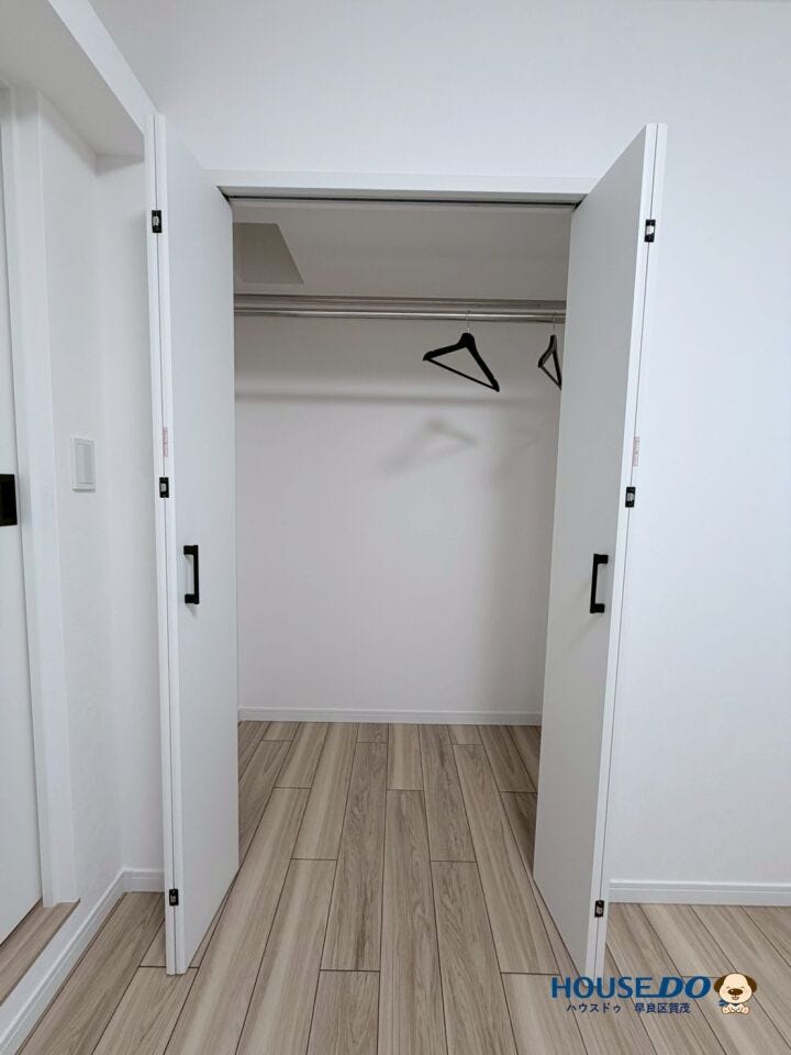 丈の長い衣類も掛けられる設計。機能的に収納でき、居住空間を広く保てます。