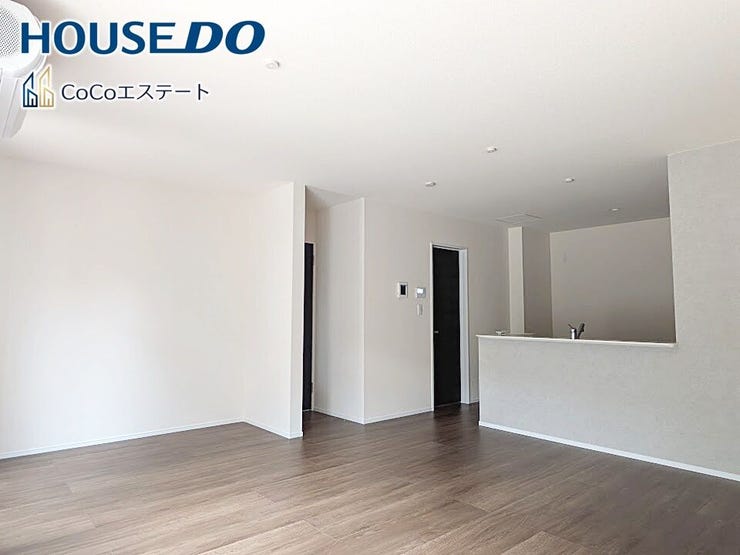 □■リビング■□
大切な家族が集まるからこそLDKにはこだわりたいですね。
窓が多い設計は様々な角度から光を取り込めるこだわりの間取りです。