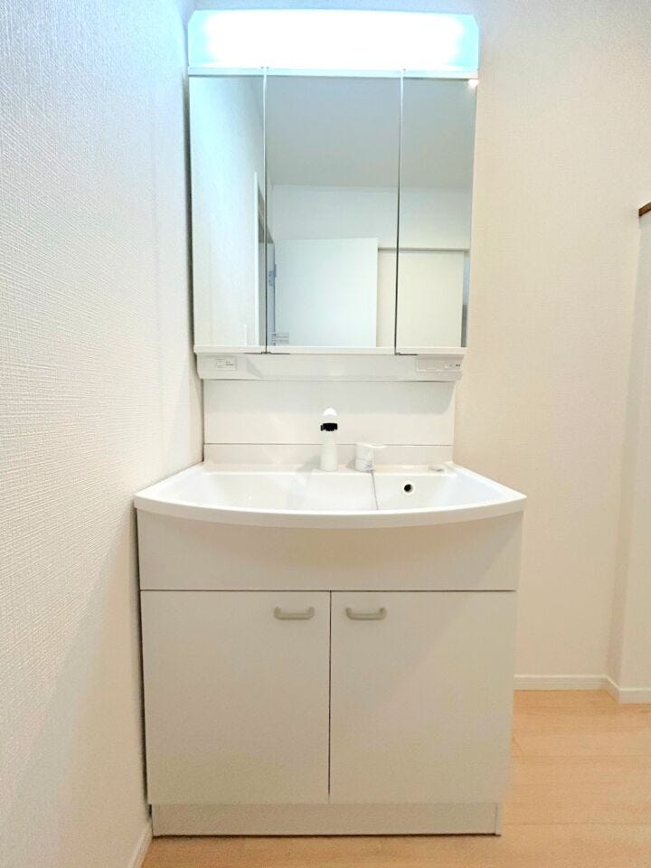 【三面鏡付き洗面台】
三面鏡付き洗面台は合わせ鏡ができるので、後ろの髪型までチェックできます♪
また鏡の裏に大容量の収納があり、洗剤詰め替え・ドライヤー・掃除用品などの収納物を隠すことが出来ます!