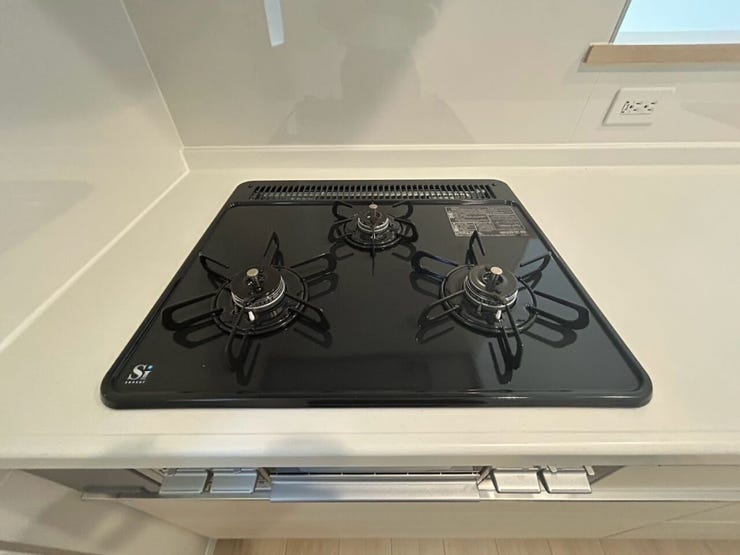 【三口コンロ】
三口コンロは大人数分の料理を手早く準備する際に便利です。大家族の方やパーティーやイベントのときにも活躍します。
さらに強火、中火、弱火を使い分けて、それぞれに適した調理ができます。