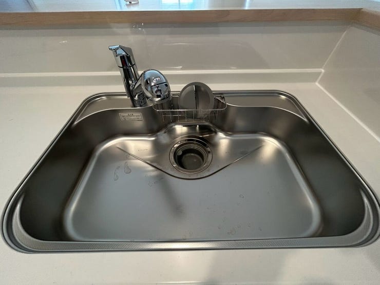 【手軽に美味しいお水を】
浄水器付きシンクなら、重いミネラルウォーターを買い運ぶ手間やコストを大幅に削減。
また毎日の料理にも贅沢に浄水を使えることができ、家事の手間を減らすことができる設備です。