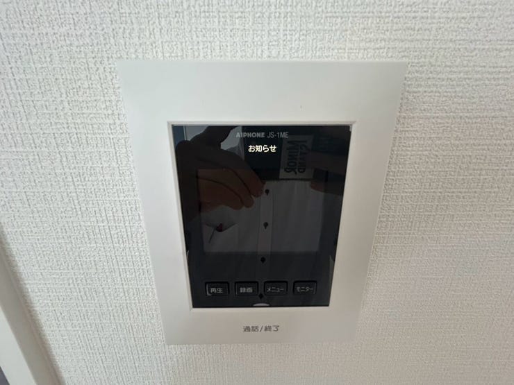 【モニター付きインターホン】
ドアを開ける前にモニターで訪問者の顔を確認できるため、安全性が向上します。
また直接顔を合わせることなく訪問者を確認できるため、個人情報の保護にもつながります。