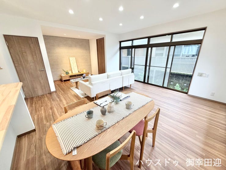 ■安らぎと笑顔の中心地■陽光が優しく降り注ぎ、会話が自然と弾む。ここでは、毎日が特別な時間へと変わります。