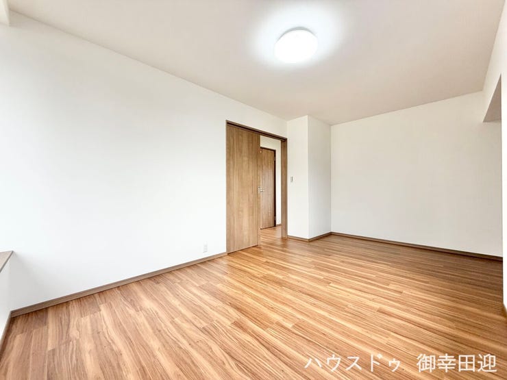 ■2階7.25帖洋室■心からリラックスできる静けさ、上質な眠りで、毎日をリセットします。明日への活力を養う空間です。