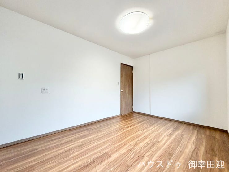 ■2階6帖洋室■寝室、書斎、趣味の部屋。家族の成長やライフスタイルに合わせ、様々な使い方ができる快適な空間です。