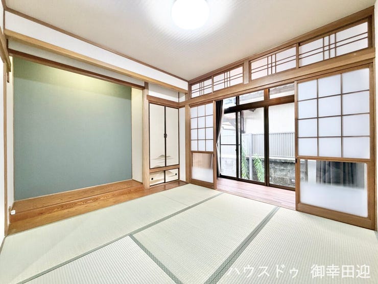 ■1階4.5帖和室■ゲストをもてなし、昼寝や家事にも使える、畳のぬくもりが心地よい多目的万能スペース。