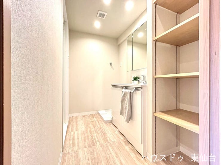 うれしい三面鏡♪細かいものが増えがちな水回りに豊富な収納がうれしいですね♪
毎朝を快適に迎えられそうです♪