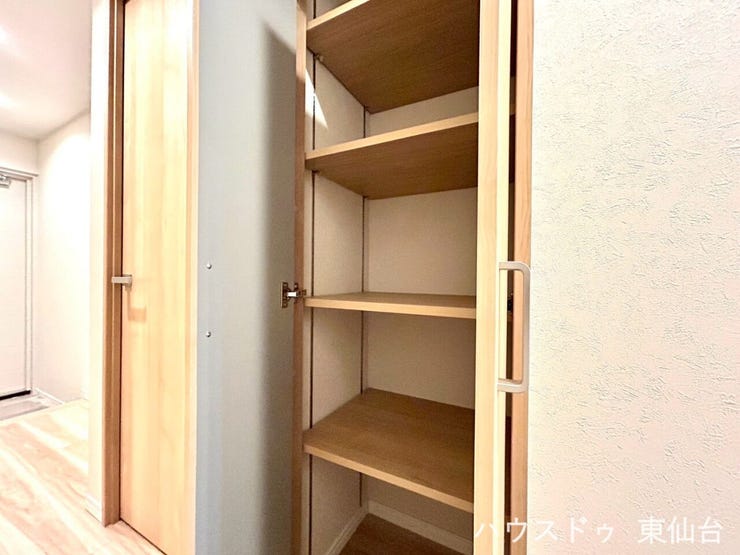 可動式の棚付きで空間を有効に使えます♪