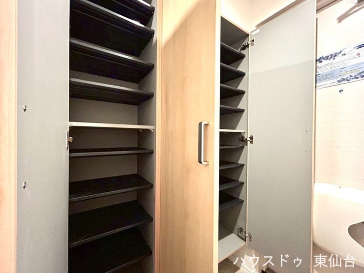 靴がどんどん増えていってしまいそうな靴箱です♪