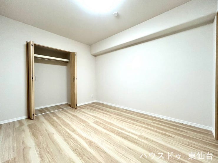 家具の配置がしやすいきれいな形の洋室です♪
大きなクロゼットでお片付けが得意になれそうです♪
