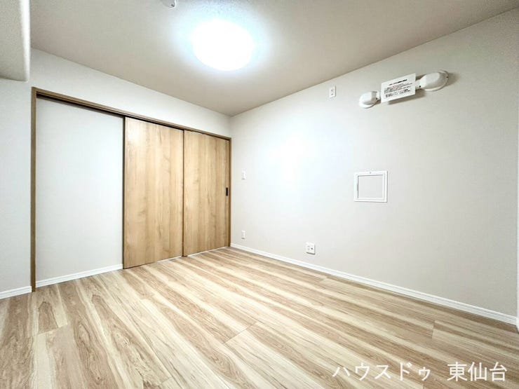 木目の引き戸がアクセントになり、温かみのある雰囲気に。