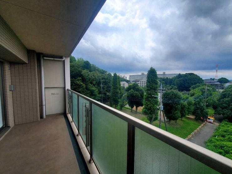 【Balcony】日当たりの良いバルコニーはお洗濯物がしっかり乾きやすく、毎日の家事にも重宝します。
