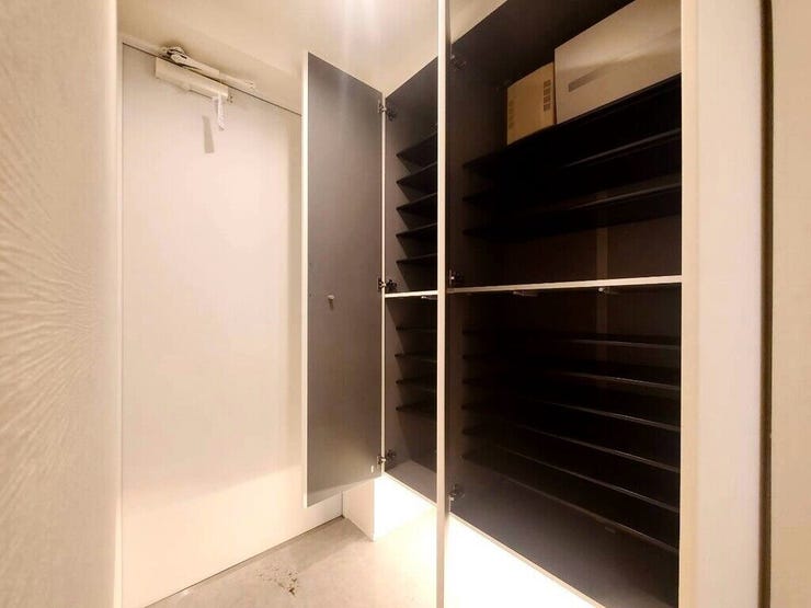 【Entrance】シューズボックス完備の玄関で、靴や小物もスッキリ収納できます。
