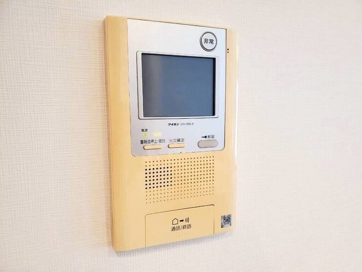 【Facilities】来訪者を確認できるモニター付きインターホンで、防犯面も安心です。