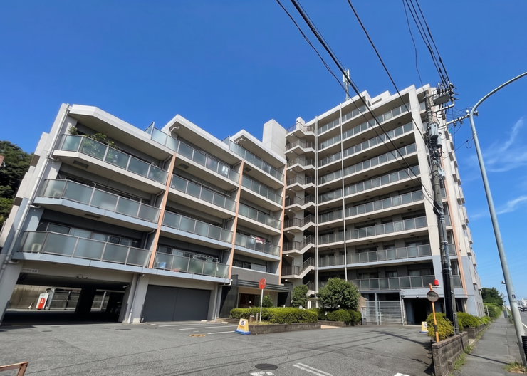 【Exterior】落ち着いた色合いの外観が街並みに馴染む、シンプルで親しみやすいマンションです。