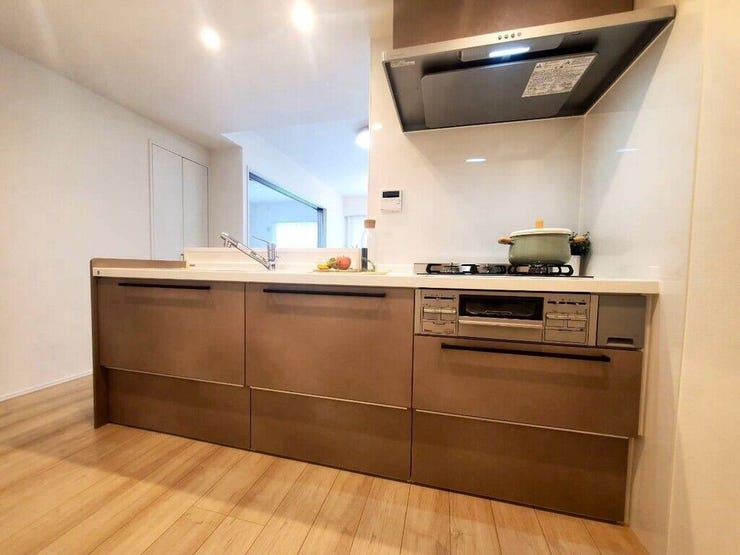 【kitchen】広めのキッチンは料理のしやすさを追求した設計。収納も豊富で作業がしやすい空間です。