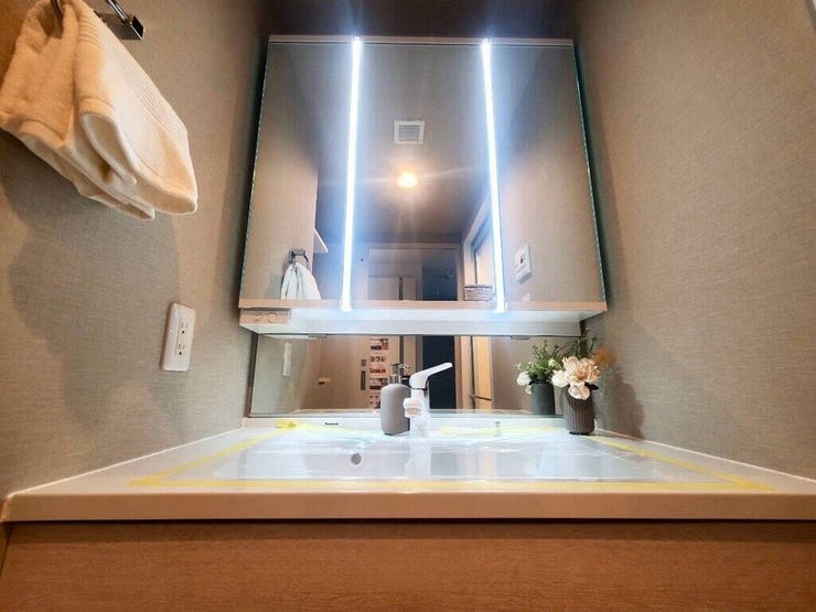 【Washroom】毎朝の準備がスムーズに。広めの洗面台と収納が使いやすい洗面所です。