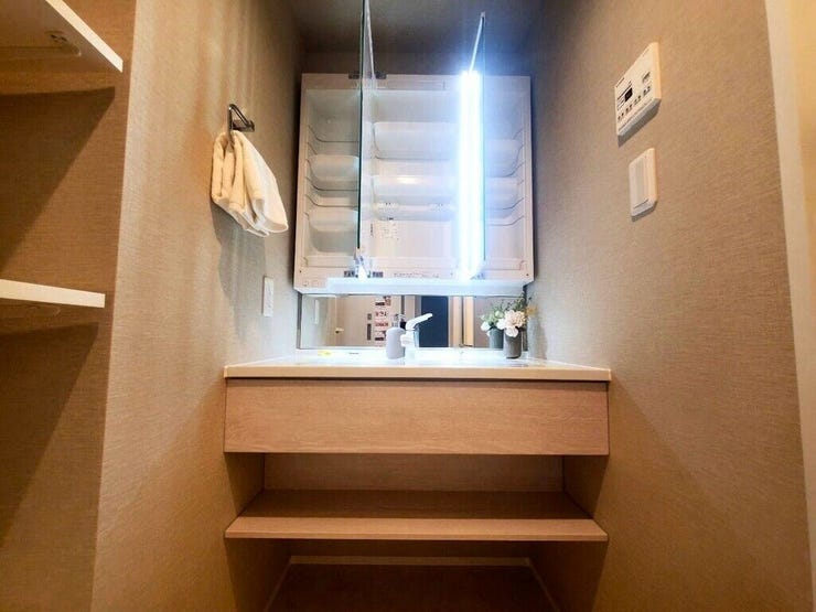 【Washroom】すっきりとしたデザインで、毎日の生活が快適に。収納も豊富な洗面所です。