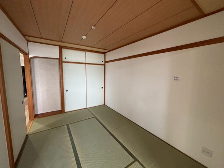 【和室】
畳は客間・寝室・食事など様々な用途で使用することができ、湿度調整にも優れています!
柔らかな肌ざわりと木の香りが心をほぐし、和室ならではの落ち着きと安らぎに満ちた空間を生み出します♪
