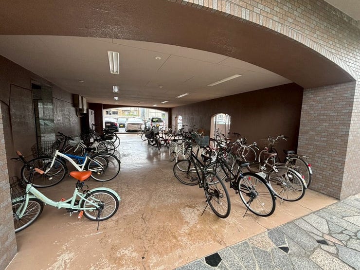 【駐輪場】
共有の駐輪場は広々としており、屋根があるため雨風や日差しから自転車を保護することが出来ます!
また、ゆとりあるスペース設計のため出し入れもしやすく、混雑しにくい点も魅力です!