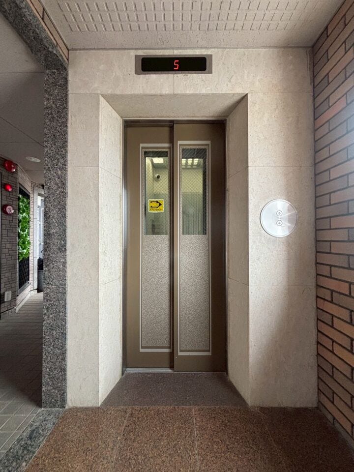 【エレベーター】
エレベーター完備のマンションなら、上層階のお部屋でも移動がしやすいです♪
重い荷物やベビーカーを持っていてもスムーズに移動でき、毎日の暮らしがより快適になります!