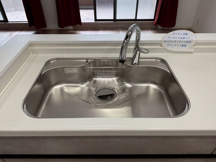 【タッチレス水栓】
手をかざすだけで水が出るタッチレス水栓は、直接触れずに水が出るため衛生的に使用が出来ます♪
油や汚れが付きにくく、お手入れも簡単なため清潔で快適なキッチンを保てます!