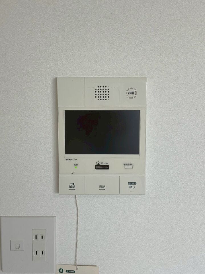 【モニター付きインターホン】
モニター付きインターホンなら、来訪者の顔を確認してから対応できて安心♪
セールス対策にも役立ち、毎日の暮らしに安全と快適さをプラスしてくれる設備です!