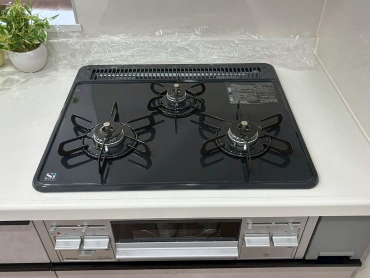 【三口コンロ】
強火、中火、弱火を使い分けて、それぞれに適した調理ができる三口コンロ!
大人数分の料理を手早く準備する際にも便利で、大家族の方やパーティーやイベントのときにも活躍します!